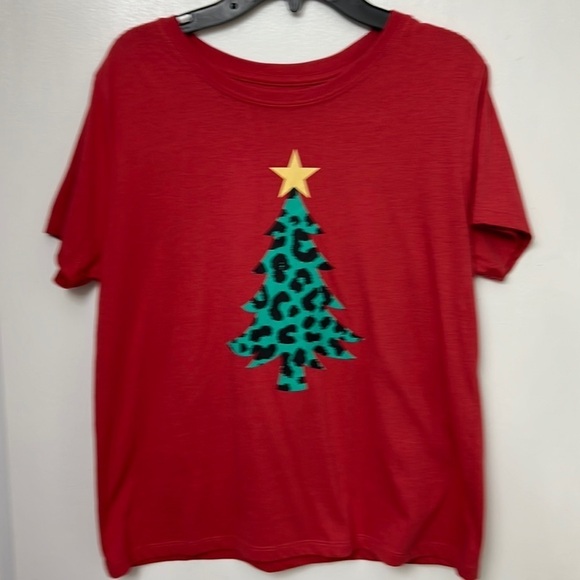 Animal print on a Green Christmas tree on a shortsleeved Red T-shirt! Sz XL - Picture 1 of 5